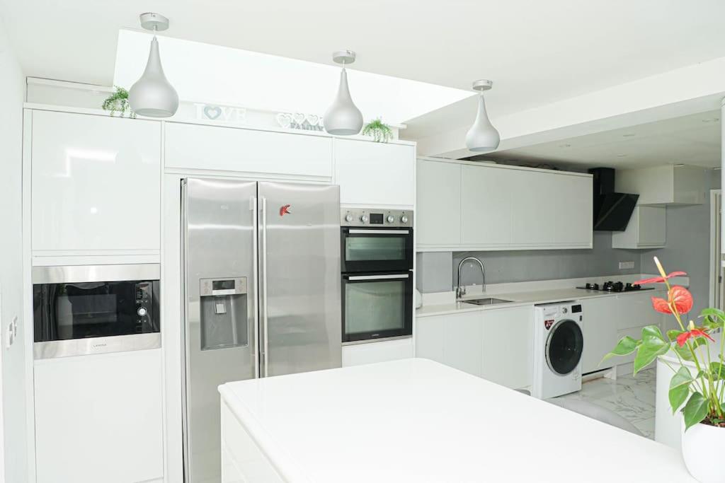 Modern 3 Bed In Cotswold * GLOUCESTERSHIRE